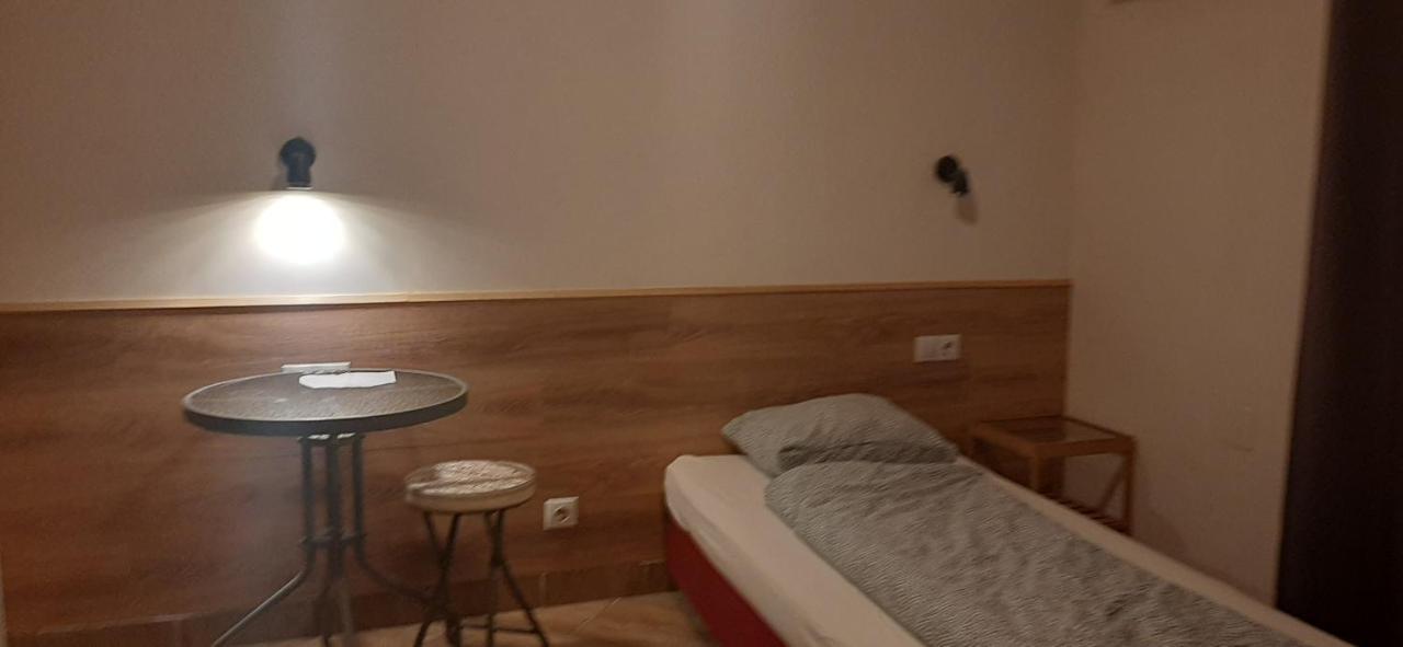 Apartman Vorosmarty Appartamento Budapest Esterno foto